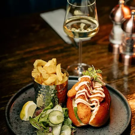 Ξενοδοχείο Salty Dog Restaurant, Pub & *