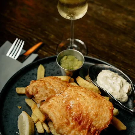 Salty Dog Restaurant, Pub & Hotel *