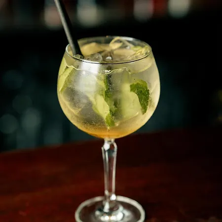 Ξενοδοχείο Salty Dog Restaurant, Pub & *