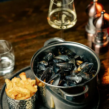 Hotel Salty Dog Restaurant, Pub &