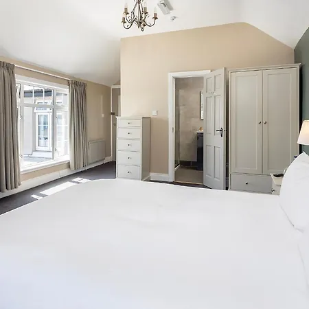 Hotel Salty Dog Restaurant, Pub & *