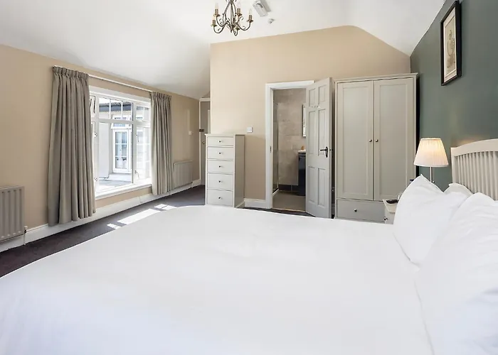 Hotel Salty Dog Restaurant, Pub & *